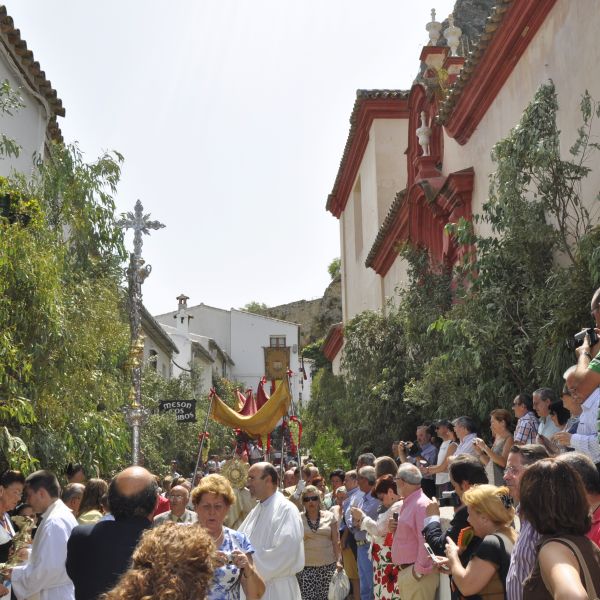 Imagen donde se ve la procesi&oacute;n por las calles de Zahara de la Sierra.