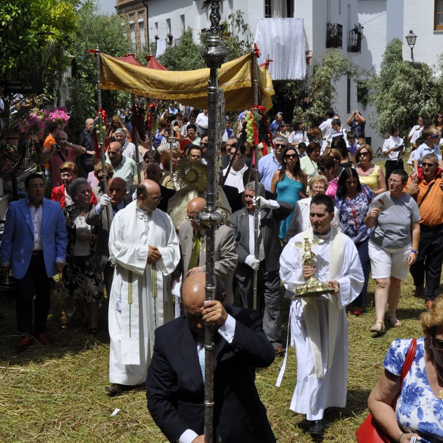 Fotografía donde observamos la procesión por las calles de la villa de Zahara de la Sierra.