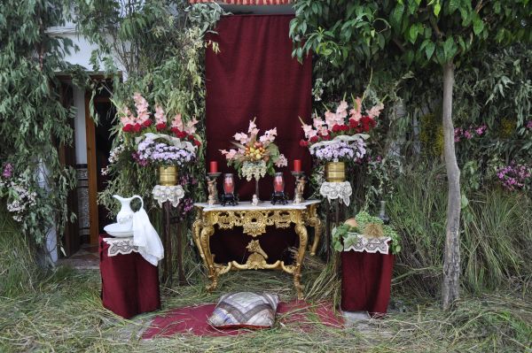 Imagén de un altar en la puerta de una casa, donde el corpus estacionara.