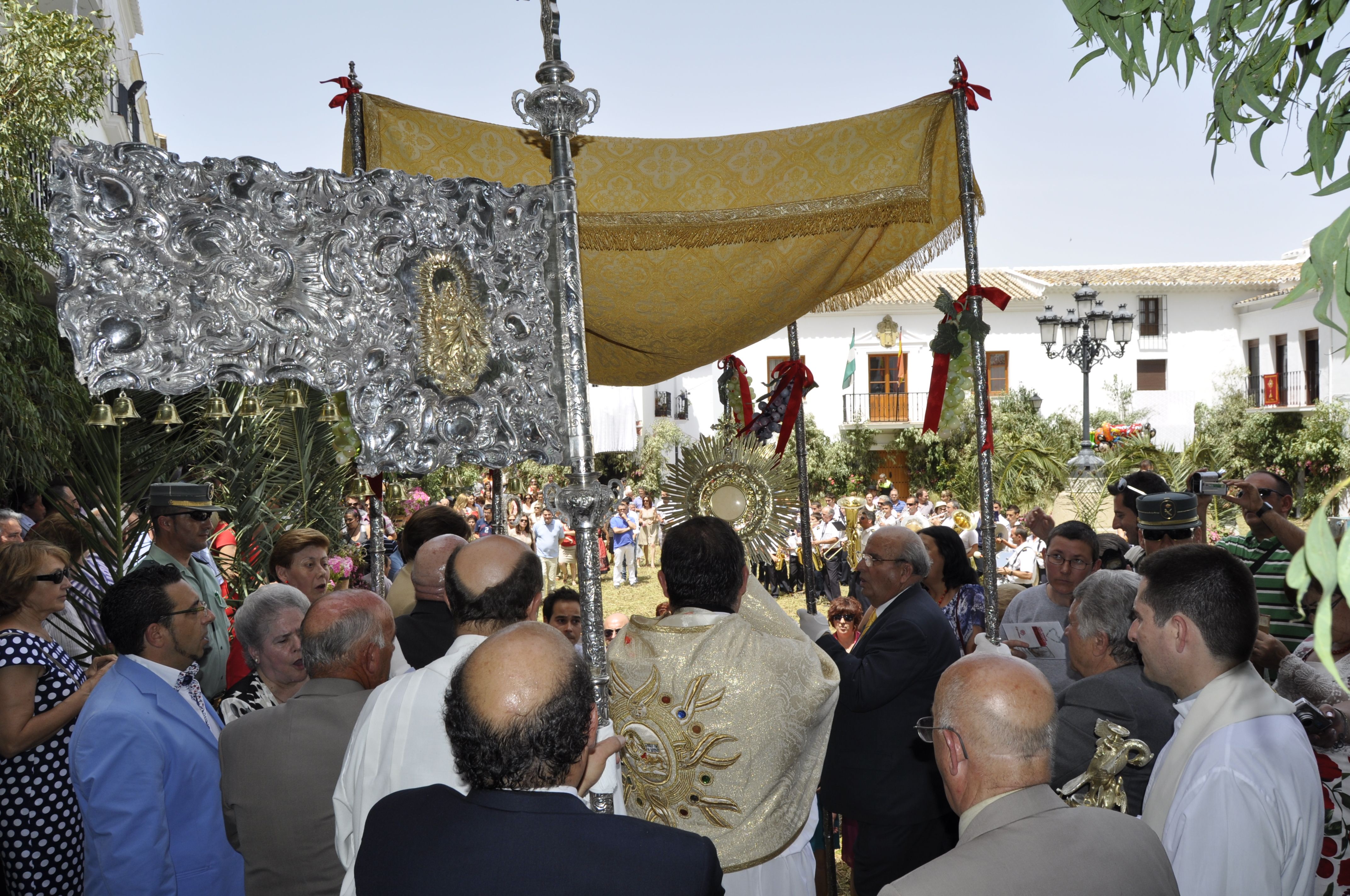 Imagén de la salida del Santísimo de la Iglesia.