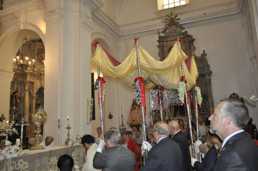 En esta imagen podemos observar como hay una pequeña misa dentro de la Iglesia.