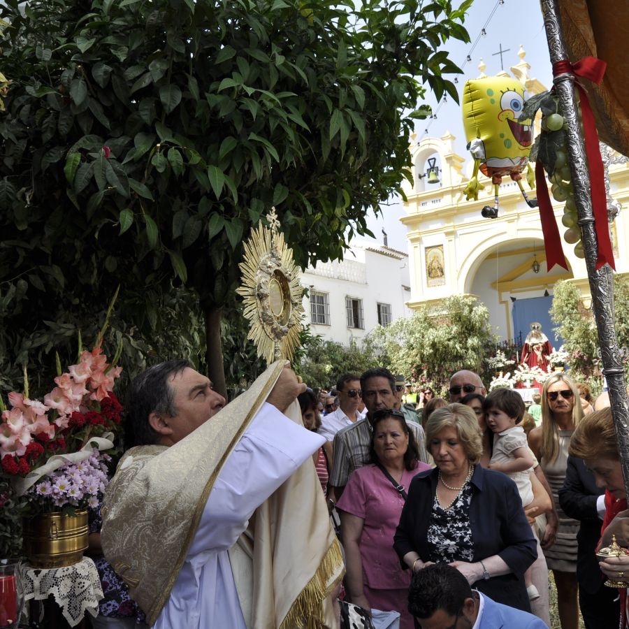 Fotografía donde alza el párroco al Santísimo.