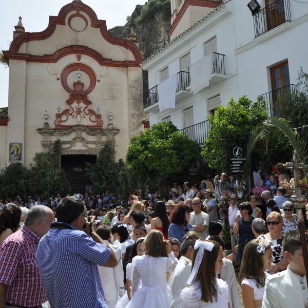 Procesión del Corpus Christi a su salida de la Iglesia, donde se ven a los niño de la primera comunión.