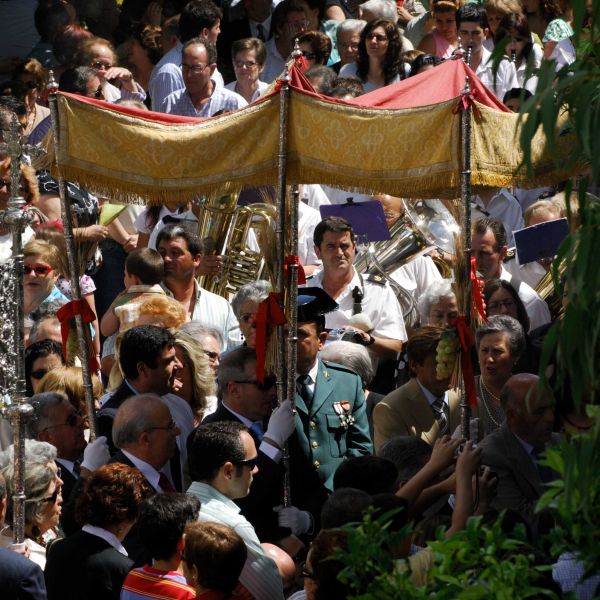 Niño en el día del Corpus Christi, con un puñado de juncia para esparcirlas al suelo.