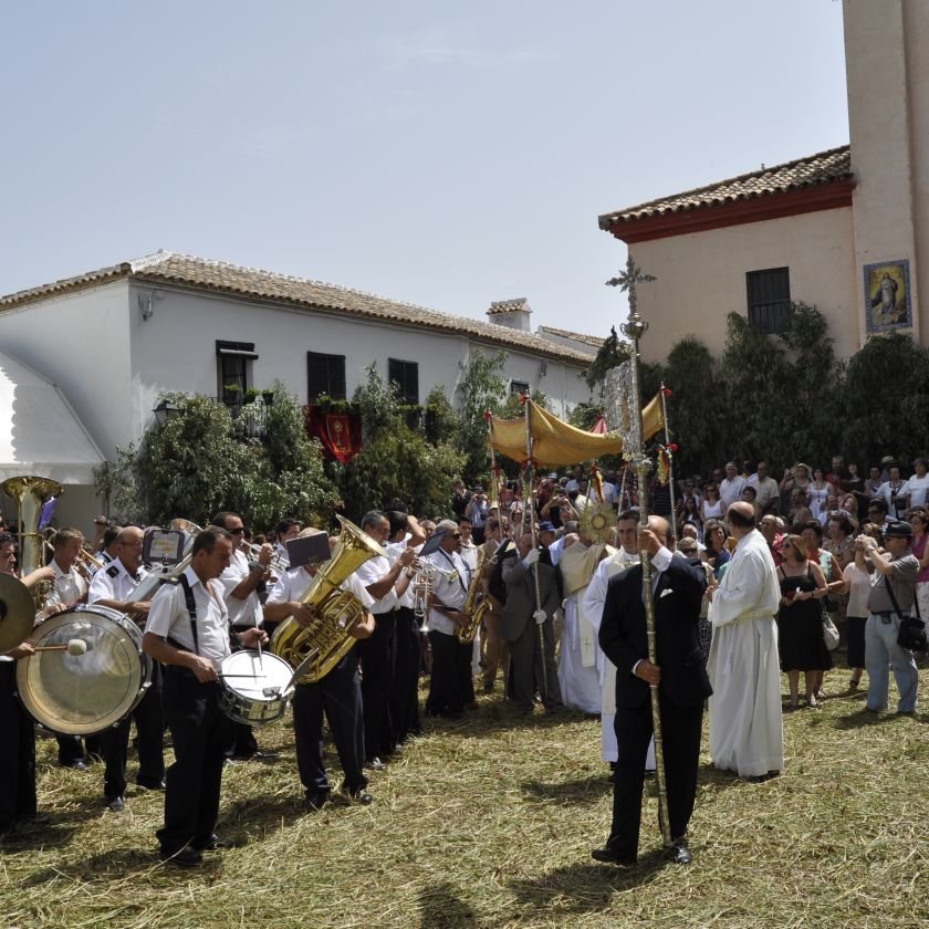 Imagen donde se muestra como la banda toca el himno a la salida del Santísimo para su procesión por la villa de Zahara de la Sierra.