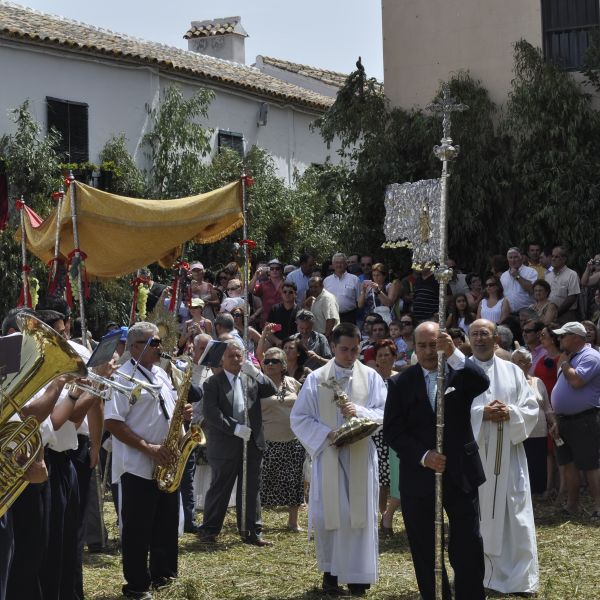 Imagen donde se ve la salida de las procesión y la banda musical tocando un himno.