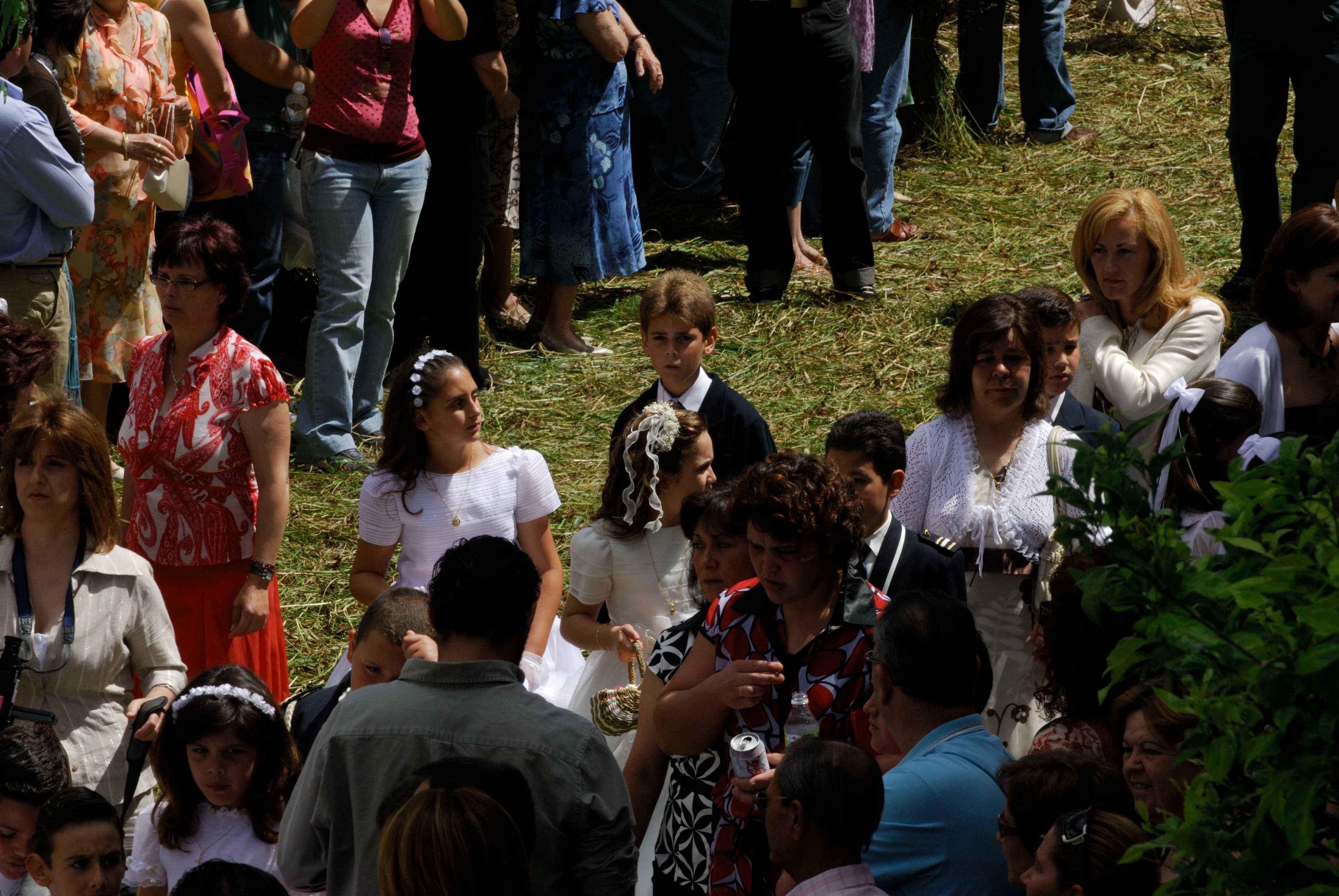 Niños desfilando en la procesión del Corpus.