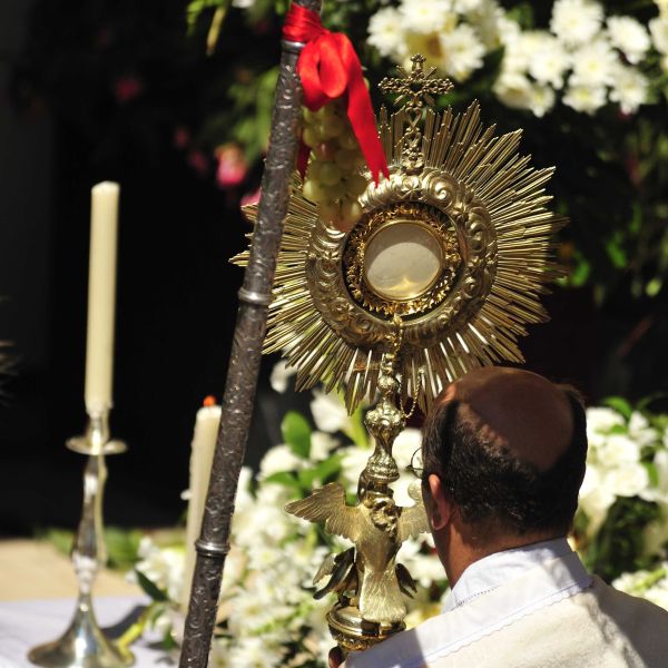 Imagen del párroco, mostrando el Corpus.